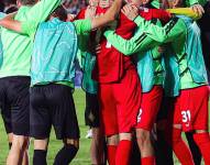 Jugadores de Kairat Almaty celebran la victoria ante el Celtic por los playoffs de la Champions League