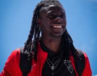 El defensa de Liga de Quito, Ricardo Adé, antes de subirse al avión en el aeropuerto Mariscal Sucre de Quito