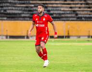 Charles Vélez con la indumentaria de El Nacional.