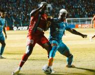 Franklin Carabalí disputa el balón con un jugador del Blooming por la Copa Libertadores