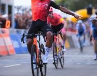 Jhonatan Narváez cruza la meta del Tour Down Under Classic en Australia