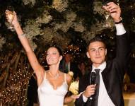 Oriana Sabatini junto a Paulo Dybala realizando un brindis