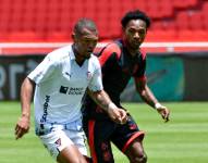 Jugador de Liga de Quito, Jefferson Valverde, conduce el balón