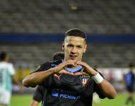 Alex Arce celebra su gol con Liga de Quito ante Cumbayá