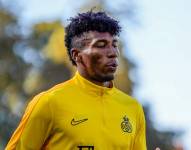 Kevin Rodríguez en el precalentamiento de su equipo contra el Charleroi