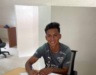 Michael Bermúdez firmando su contrato con Liga de Quito