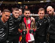 Ilia Topuria con sus dos cinturones de la UFC, campeón peso pluma, y el recientemente obtenido, campeón peso ligero