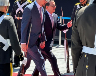 El secretario de Comunicación de la Presidencia, Roberto Izurieta, y su esposo, Paul Quirck, llegaron tomados de la mano a la ceremonia de investidura presidencial.
