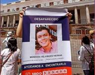 Los familiares de Hernán Mendoza realizaron varios plantones en la Plaza de la Independencia.