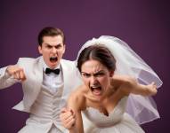 En la imagen se observa a una pareja de novios peleando.