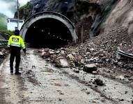 Uno de los tramos de la carretera Cuenca-Girón-Pasaje en donde hubo deslizamientos de tierra y piedras.