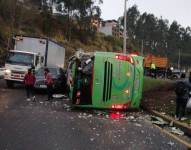 Imagen del bus que se volcó en la avenida Simón Bolívar, oriente de Quito.