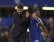 Mauricio Pochettino y Moisés Caicedo luego de un partido en el que el Chelsea obtuvo un triunfo.