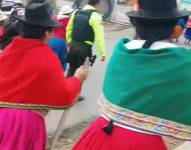 Uno de los policías retenidos por los comuneros en Nizag, este 1 de octubre de 2025.