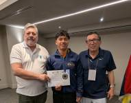 Christopher Garzón posando con la medalla de campeón.