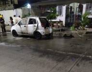 Imagen del vehículo incendiado en el cantón Sucre de Manabí.