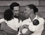 Tookes y Borrero junto a sus dos hijos.