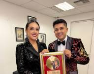 Paola y Willie con el disco de oro de Paulina Tamayo.