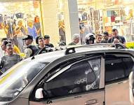 Imagen del carro baleado la noche de este jueves 10 de agosto.