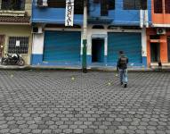 Imagen de policías recabando indicios balísticos en el exteriores de la Fiscalía de La Troncal, la mañana de este miércoles 19 de noviembre del 2025.