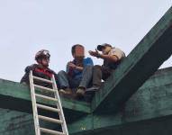 Los bomberos y policías subieron a la estructura, dialogaron con el hombre durante varios minutos y finalmente lograron persuadirlo para que desistiera de su intento.