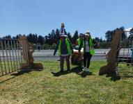 Las persona haciendo trabajo voluntario en Quito.