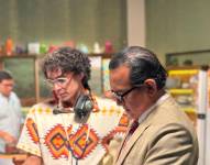 David Reinoso leyendo los libretos antes de entrar al rodaje.