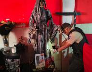 En las casas allanadas se encontraron altares a la Santa Muerte.