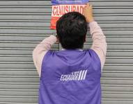 Momento en el que los técnicos de Arcsa clausuran el local.