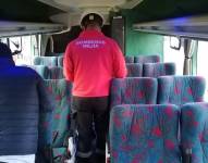 Un bombero atiende la emergencia