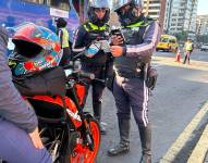 Agentes de la AMT realizan el control de placas.