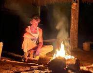 Shawn Mendes observando una fogata en Sarayacu.