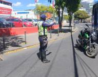 Un agente controla el tránsito en Quito.