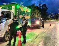 Desde las 00:00 de hoy, los policías se ubicaron en sitios estratégicos para controlar las carreteras.