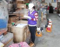 Autoridades detectaron bodega con más de 3 000 productos caducados en Quito.