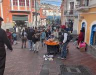 Decenas de comerciantes informales se ubican en las calles Chile y Montúfar.