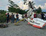 La aeronave fue retirada con una grúa.