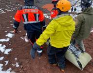 Momento en el que intervienen los rescatistas del Cuerpo de Bomberos de Latacunga.