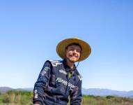 MrBeast posando junto a un cheta