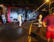 Imagen del volcamiento de un bus en San Mateo, Esmeraldas.