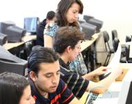 Estudiantes de Electrónica, Telecomunicaciones y Redes.