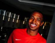 William Pacho, posando con la camiseta del Eintracht Frankfurt de Alemania.