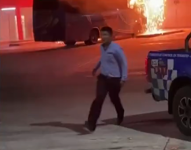 Imagen de un bus incendiándose en el terminal terrestre de Guayaquil.