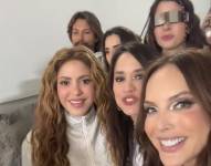 Érika Vélez junto a Shakira.