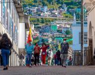 En Quito, su centro histórico es uno de los mejor conservados de América Latina, un laberinto de calles empedradas, iglesias barrocas y plazas que narran siglos de historia viva.