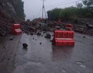 Imagen de la caída de las rocas en la carretera.