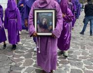 Cucuruchos, verónicas y fieles participan en la tradicional procesión Jesús del Gran Poder, en Quito.