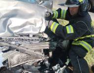 Los bomberos atendieron la emergencia en la av. Simón Bolívar.