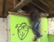 Habitantes de calle ocupan las instalaciones de una casa abandonada en un predio del IESS en la av. Río Coca, norte de Quito.
