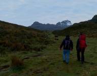 Imagen de turistas obsservando el Carihuairazo.